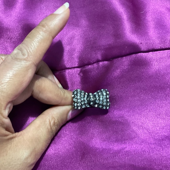 Gunmetal bow ring in Woman’s size 7 - Picture 4 of 5
